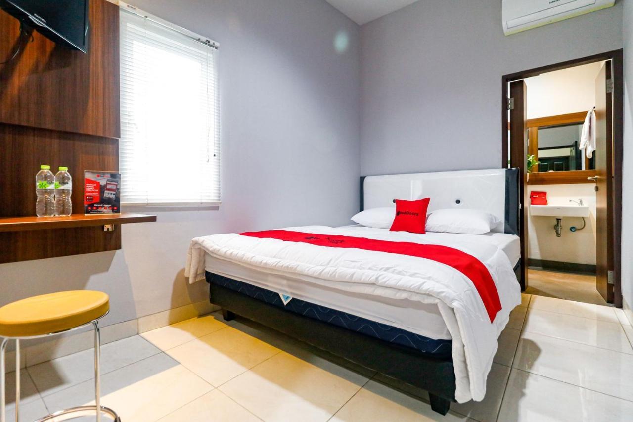 RedDoorz near Kebon Jeruk Dżakarta Zewnętrze zdjęcie