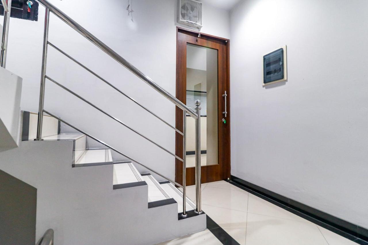 RedDoorz near Kebon Jeruk Dżakarta Zewnętrze zdjęcie