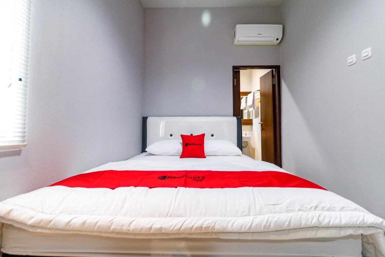 RedDoorz near Kebon Jeruk Dżakarta Zewnętrze zdjęcie